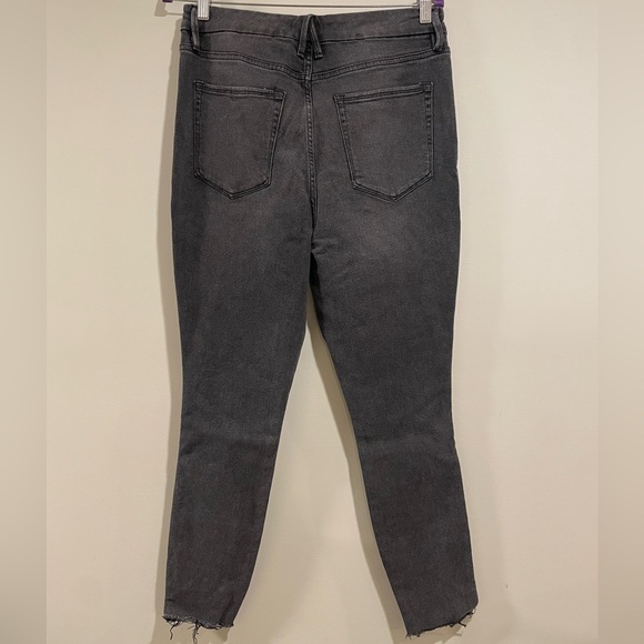 Good American Good Curve Skinny Jeans Raw
Edge Cropped Washed Black Distressed - Picture 10 of 10